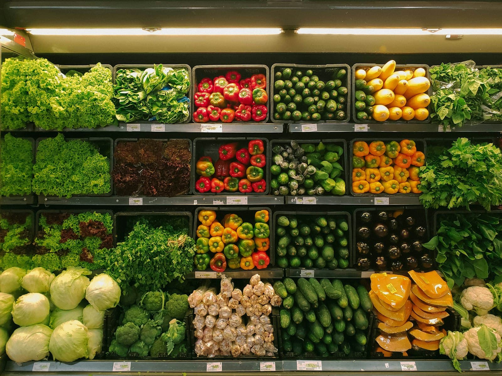 Anaquel de frutas y verduras en una tienda de abarrotes
